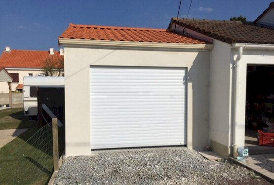 Garage Accolé béton enduit Doizon par Abridis